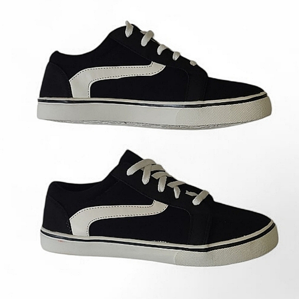 🆕️ Black & White Canvas Sneakers - Picture 3 of 11